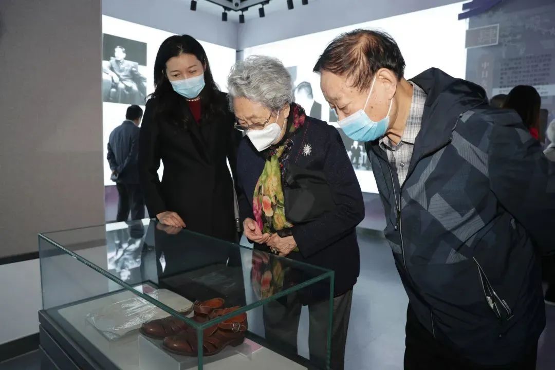 沈小平出席“海棠櫻花永相傳——周恩來(lái)與中日友好”圖片展