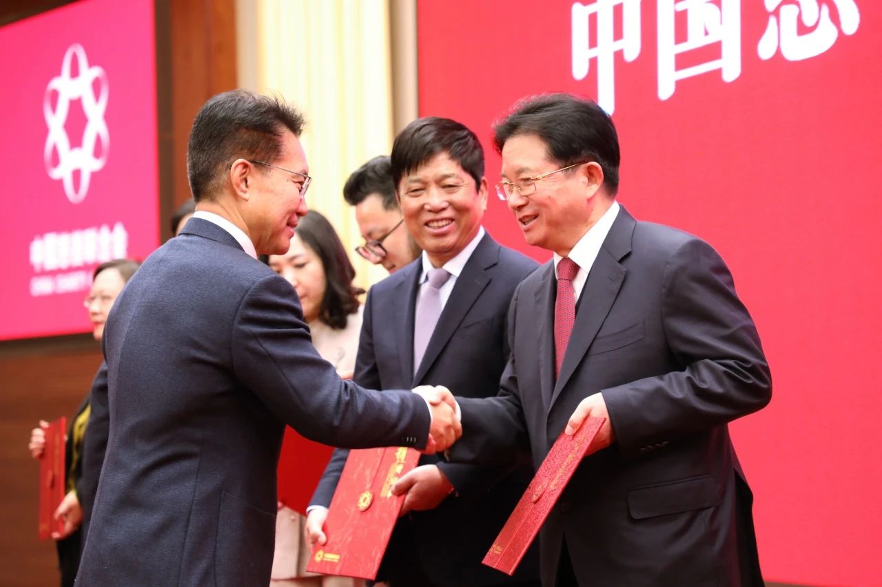 沈小平连任新一届中国慈善联合会副会长并在年会上作主题分享