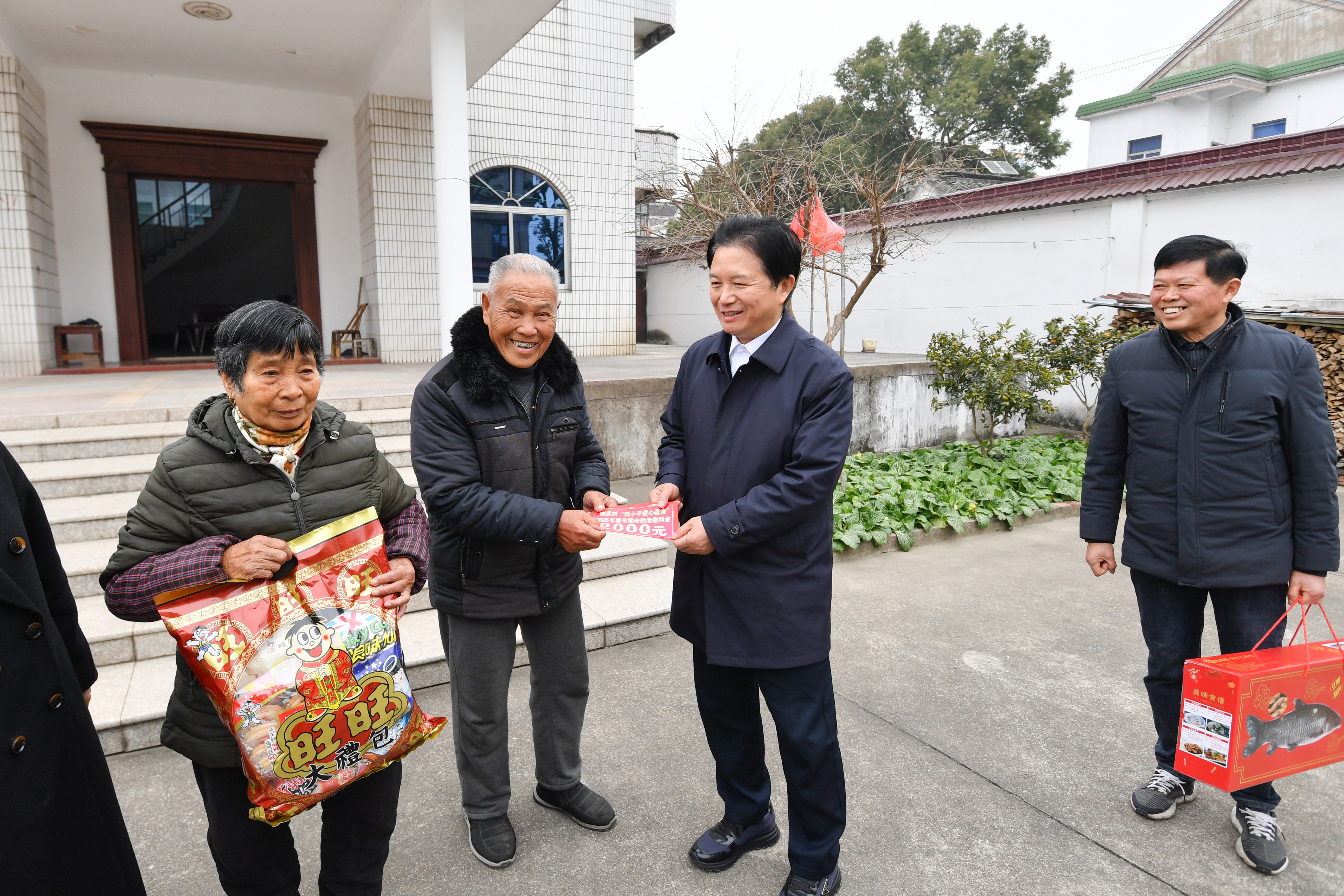 倾情十年 不忘乡梓 | 686名联星村老人领到“沈小平爱心助老金”
